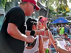 Девки в коротких купальниках готовы публично раздеться на пляжной вечеринке