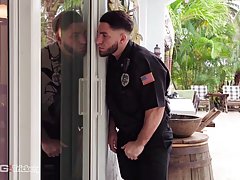 Мужик в униформе полицейского подглядывает за мастурбацией подруги и трахает ее
