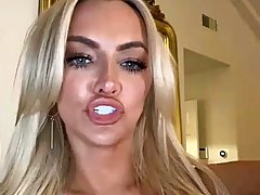 Шикарная блондинка соло мастурбирует пилотку перед вебкамерой