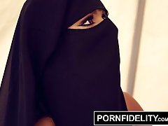 Арабская сучка в черных чулках Кармен Белла получает большой хуй в свою киска